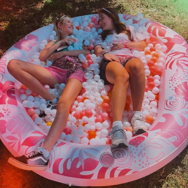 Sunshine, laughs, and zero responsibilities 🎀🫧