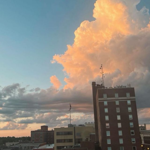 Views like these just simply can’t get better! 

Looking for a small quiet space for great study sessions and calm vibes? This is the home for you! 💛🩵

.

#housing #sunset #college #mizzou #prettypretty